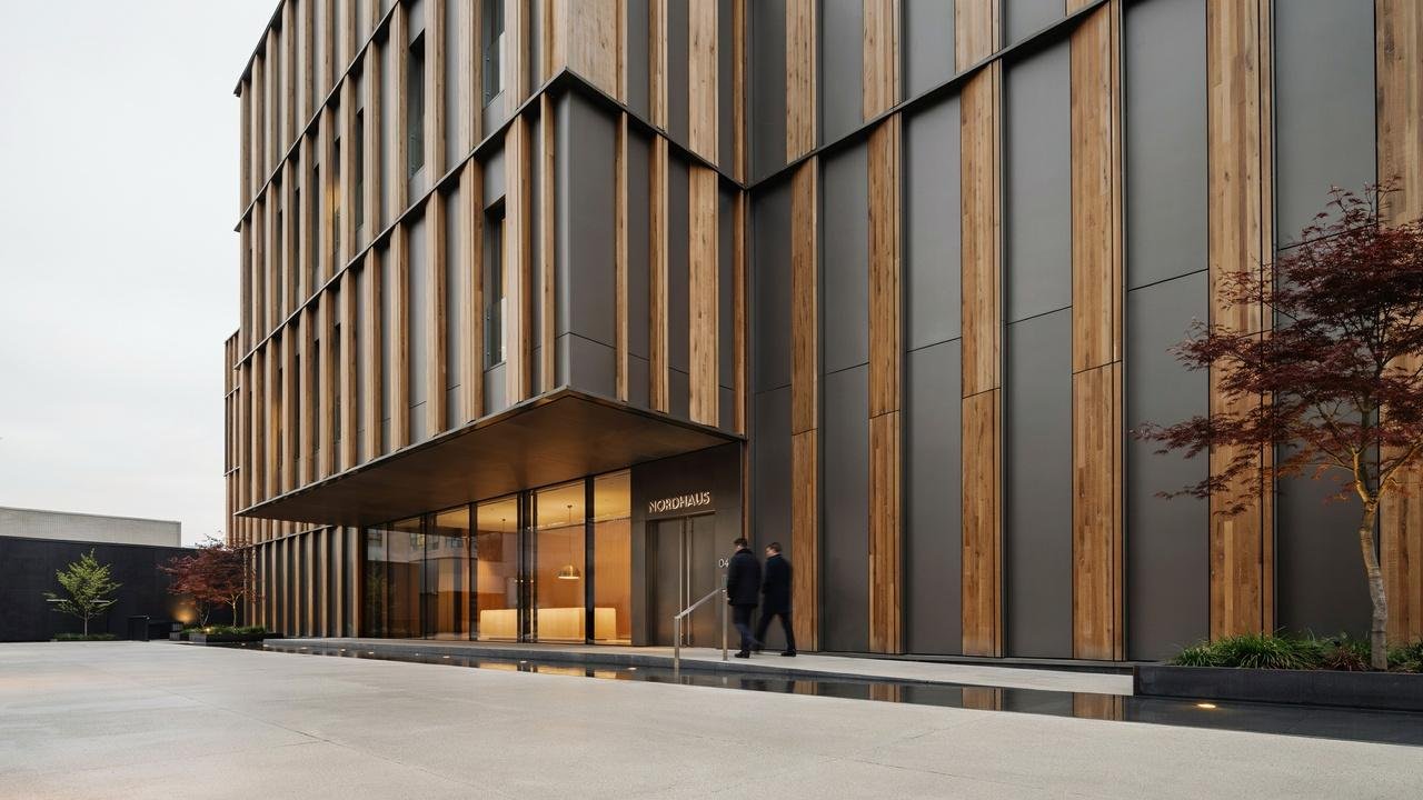 Composite cladding combining durability and natural appearance.